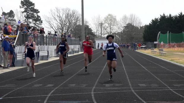 Girls 100m prelims, h1