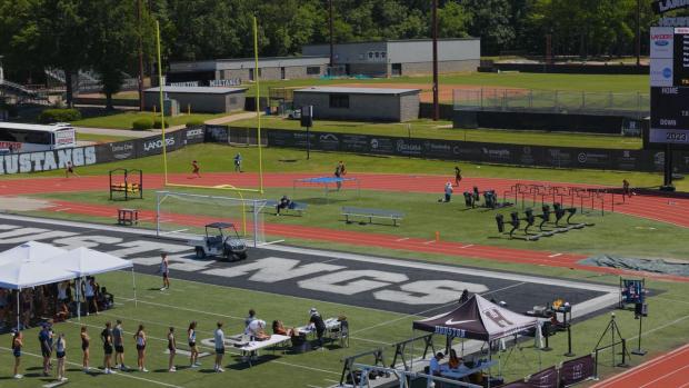 Girls 4x200 Relay Finals Section 1